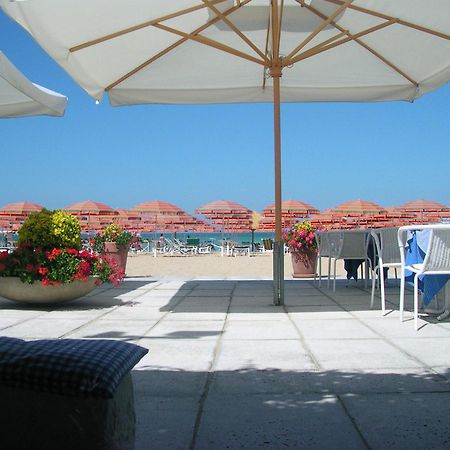 Albergo Punta De L'Est 프란카빌라 알 마레 외부 사진
