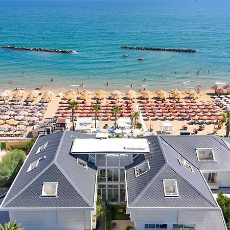 Albergo Punta De L'Est 프란카빌라 알 마레 외부 사진