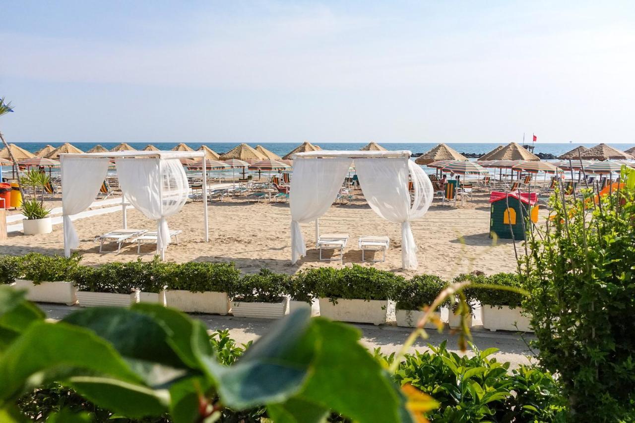 Albergo Punta De L'Est 프란카빌라 알 마레 외부 사진