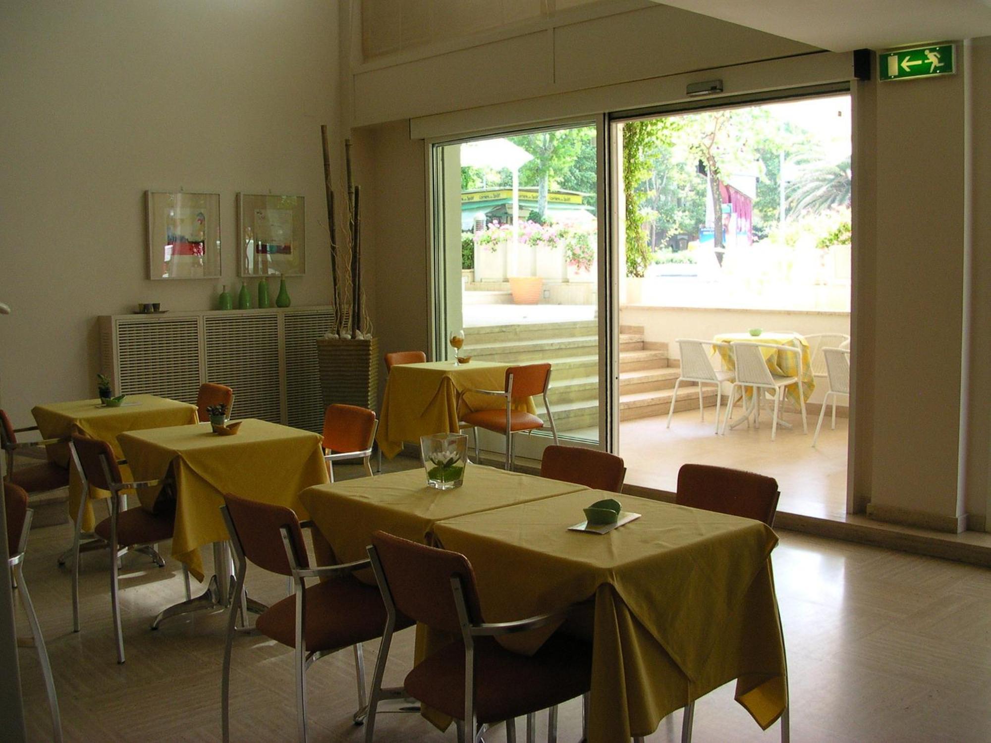 Albergo Punta De L'Est 프란카빌라 알 마레 외부 사진