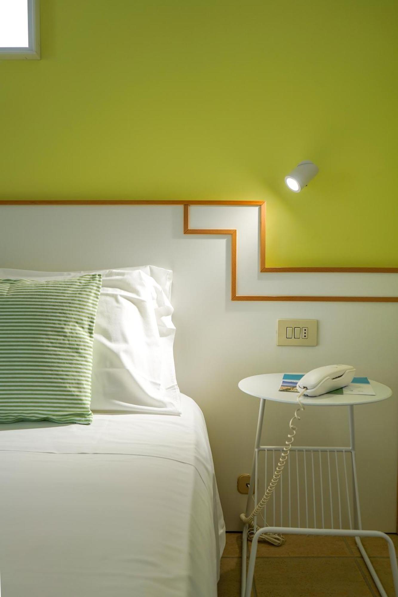 Albergo Punta De L'Est 프란카빌라 알 마레 외부 사진