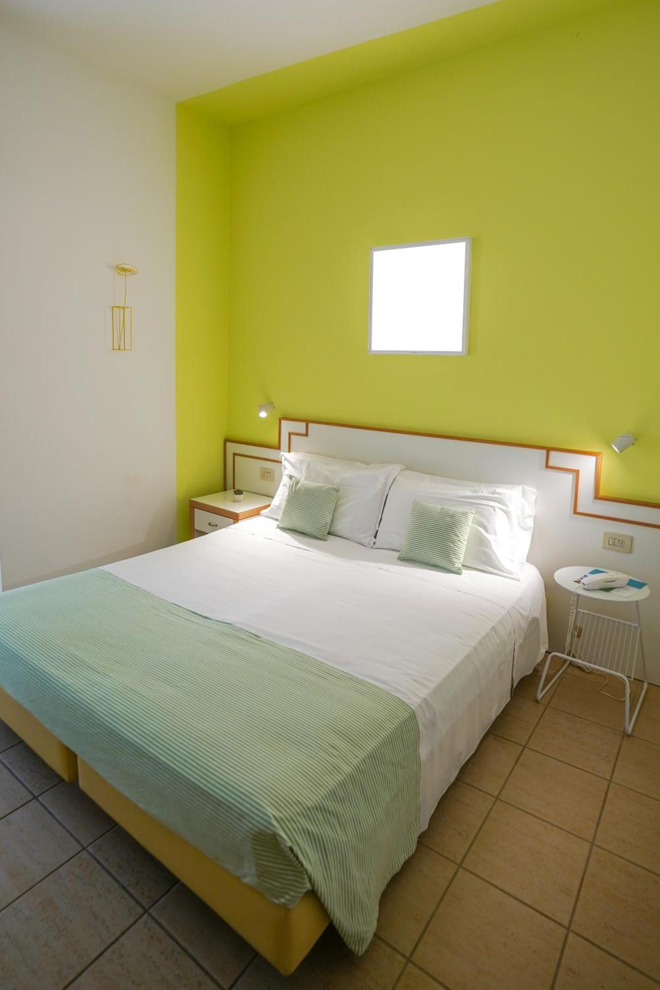 Albergo Punta De L'Est 프란카빌라 알 마레 외부 사진