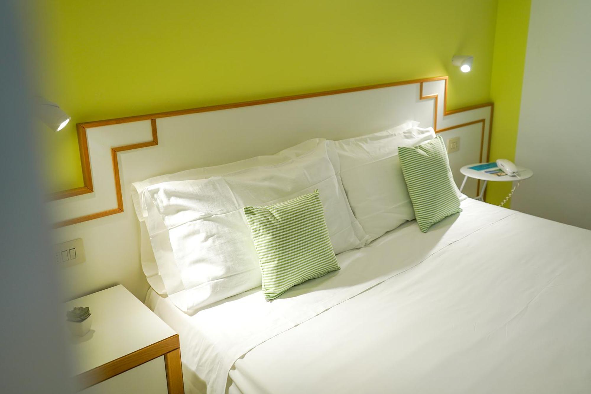 Albergo Punta De L'Est 프란카빌라 알 마레 외부 사진
