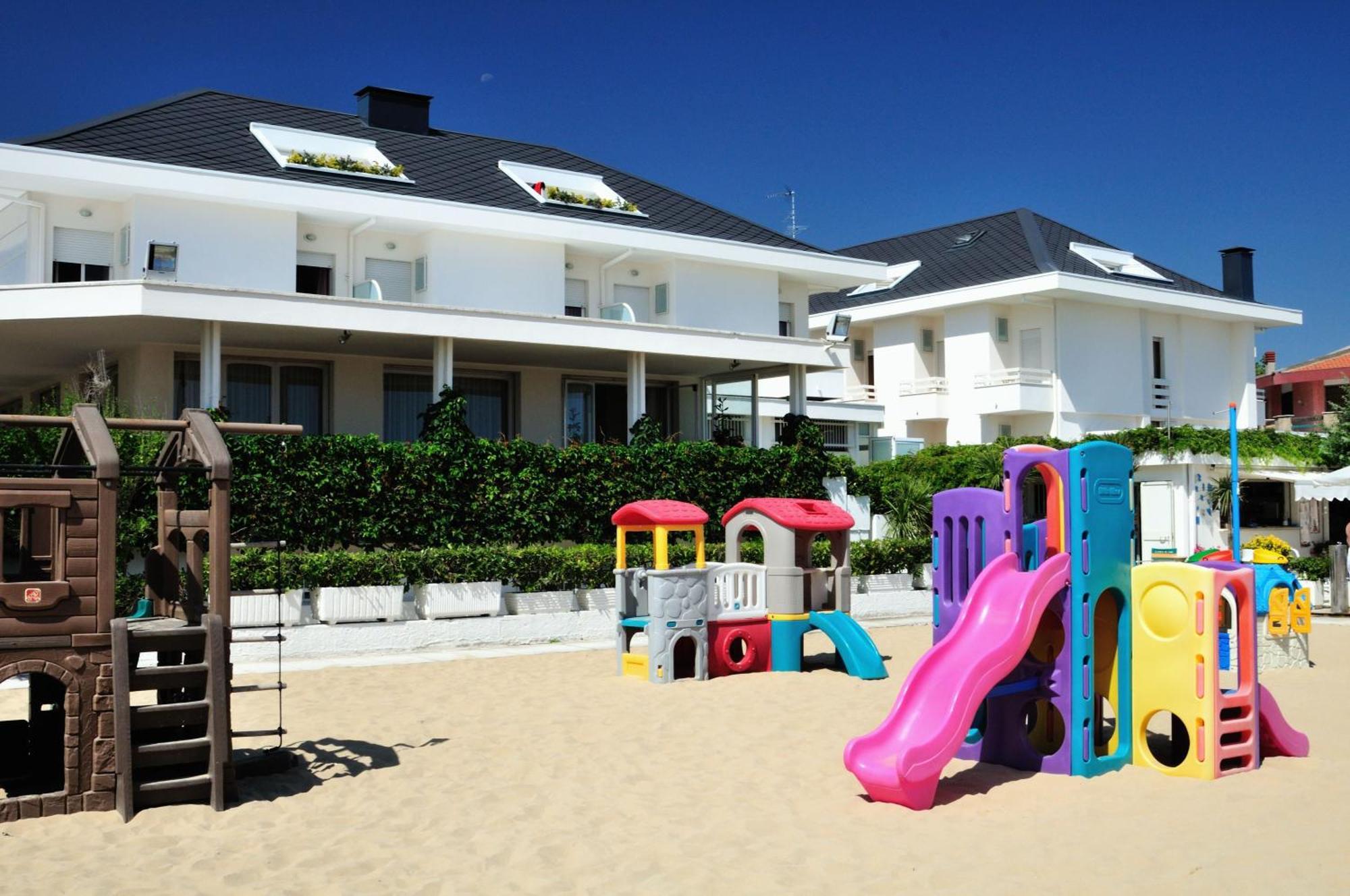 Albergo Punta De L'Est 프란카빌라 알 마레 외부 사진