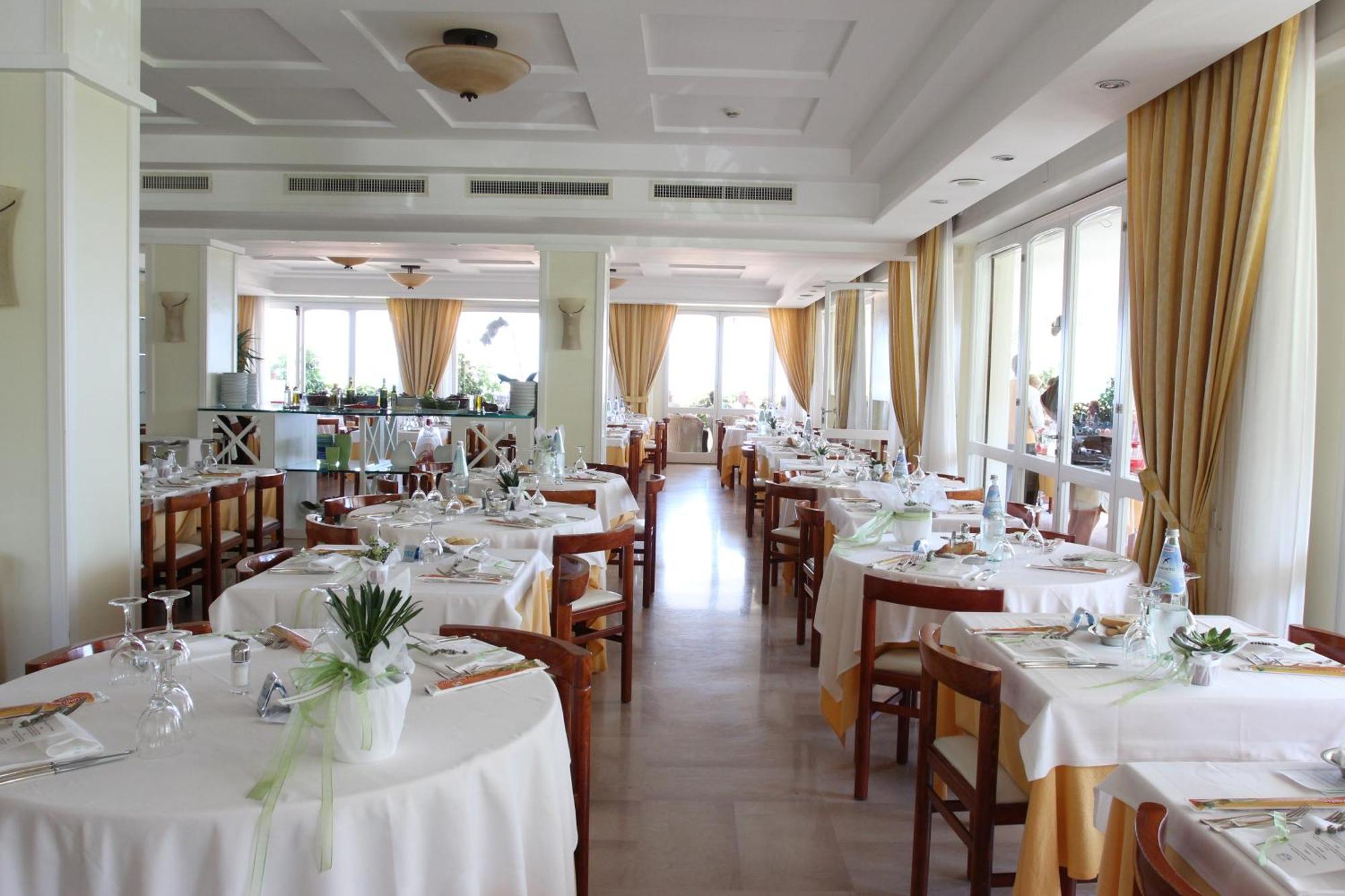 Albergo Punta De L'Est 프란카빌라 알 마레 외부 사진