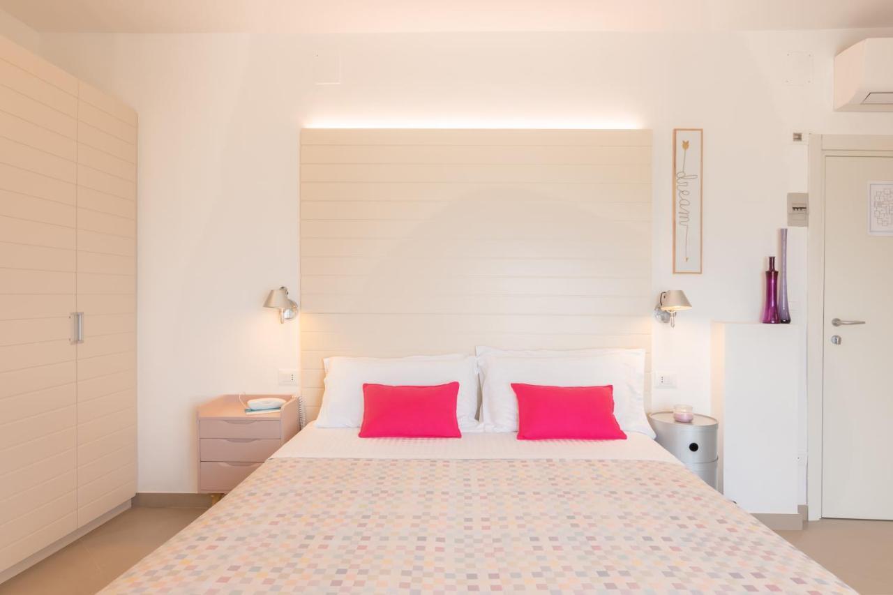 Albergo Punta De L'Est 프란카빌라 알 마레 외부 사진