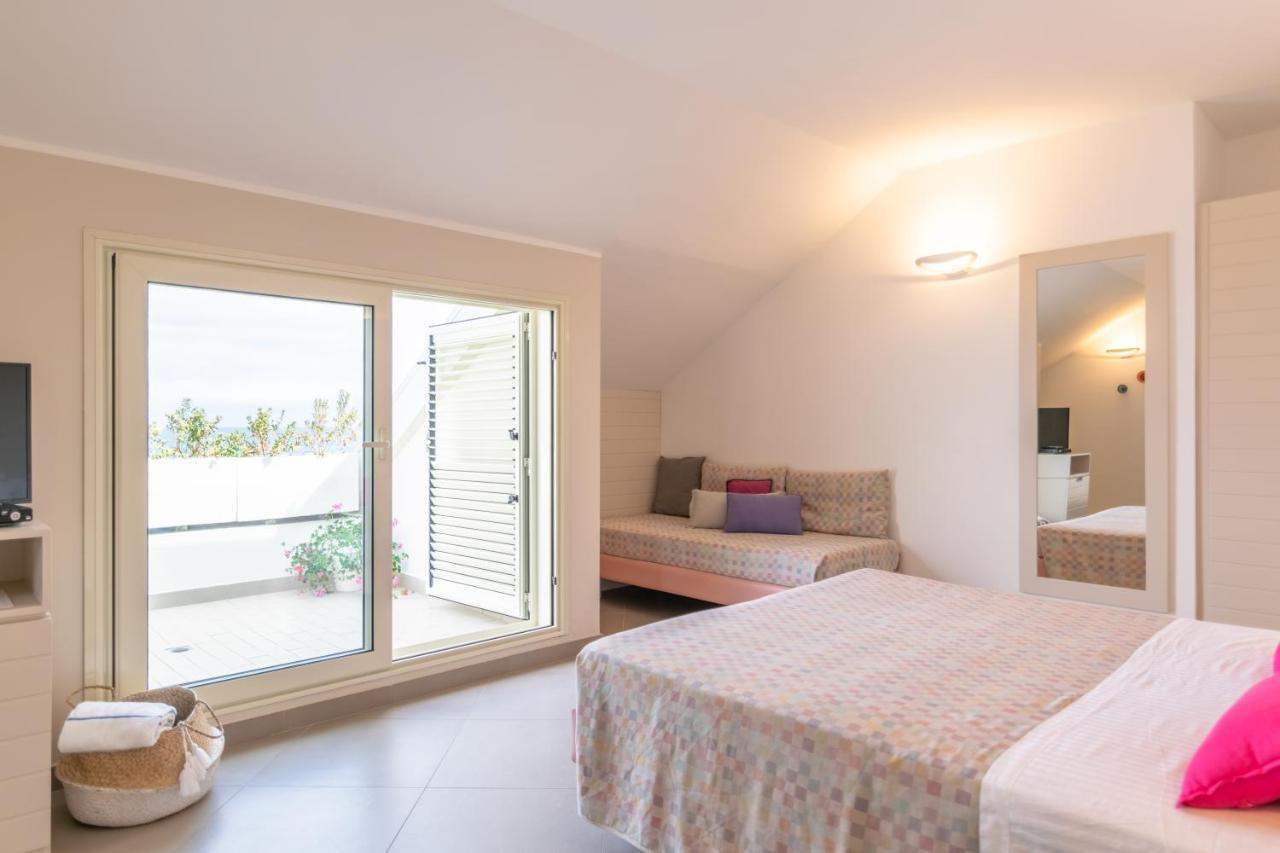 Albergo Punta De L'Est 프란카빌라 알 마레 외부 사진