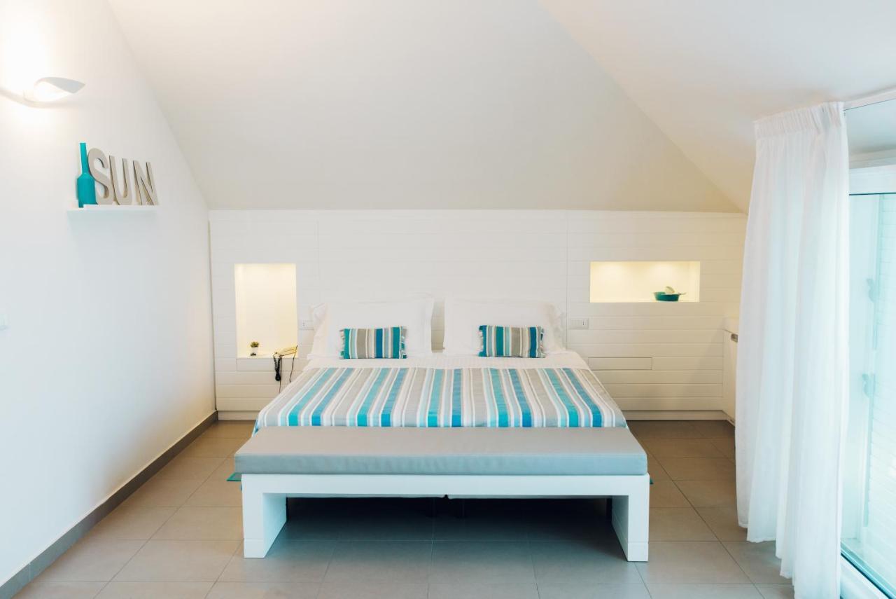 Albergo Punta De L'Est 프란카빌라 알 마레 외부 사진